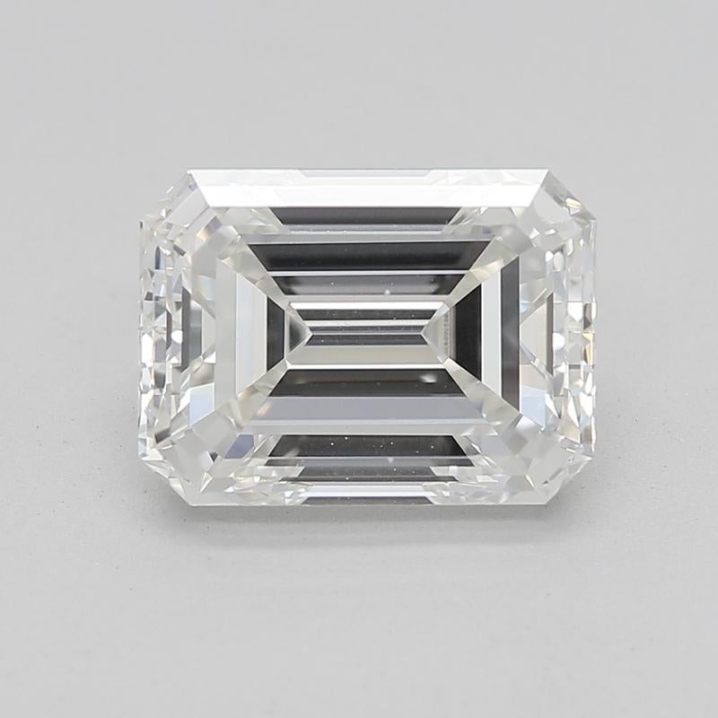 Découvrez une superbe bague en diamant qui rayonne d'élégance et de sophistication, méticuleusement fabriquée pour célébrer vos moments les plus chers. En son cœur se trouve un diamant émeraude H SI1 de 1,71, solidement maintenu en place par un