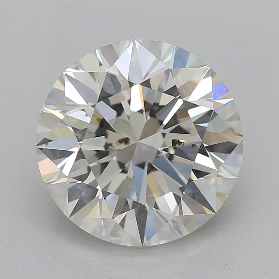 Voici une superbe bague en diamant qui capture l'élégance intemporelle et le glamour discret. Au cœur de cette pièce exquise se trouve un diamant rond pesant 1,72, classé avec un luxueux J et une pureté de SI2, garantissant un éclat remarquable qui