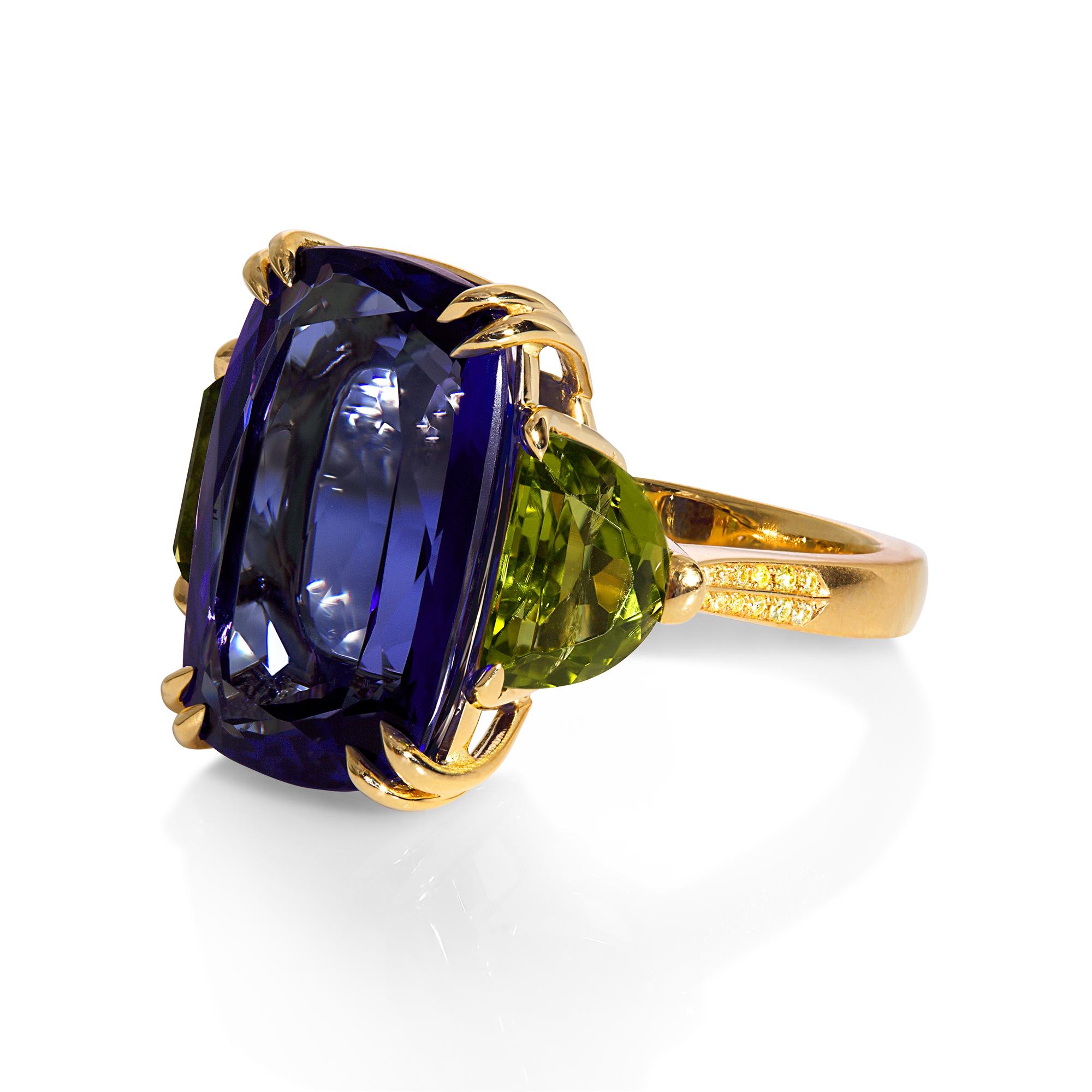 GIA 17.23ct Deep Blue Violet Cushion Tanzanite Peridot and Diamond Trilogy Ring For Sale 6