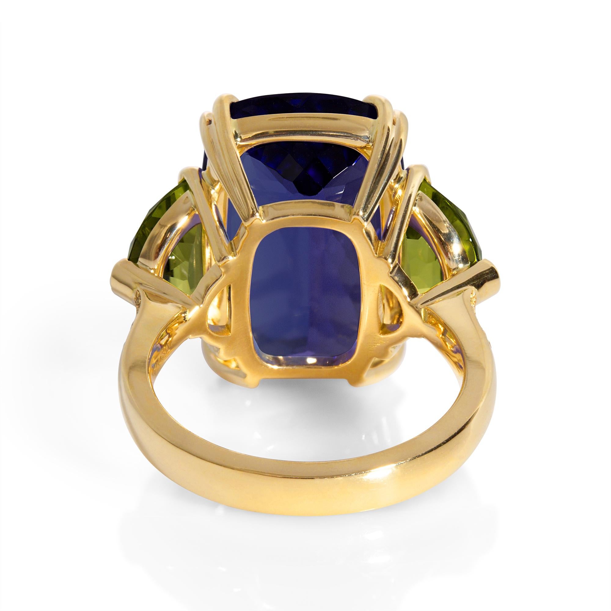 GIA 17.23ct Deep Blue Violet Cushion Tanzanite Peridot and Diamond Trilogy Ring For Sale 8