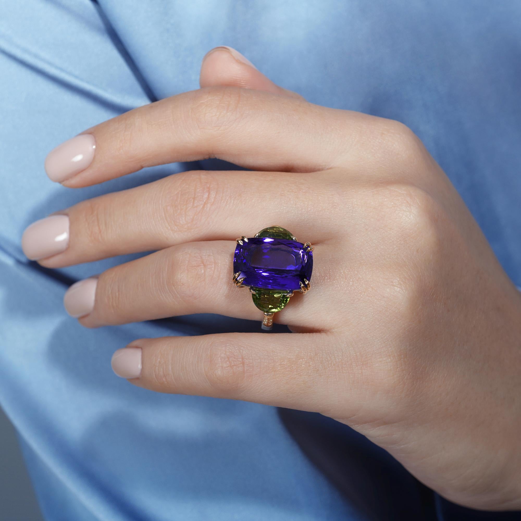 GIA 17.23ct Deep Blue Violet Cushion Tanzanite Peridot and Diamond Trilogy Ring 8