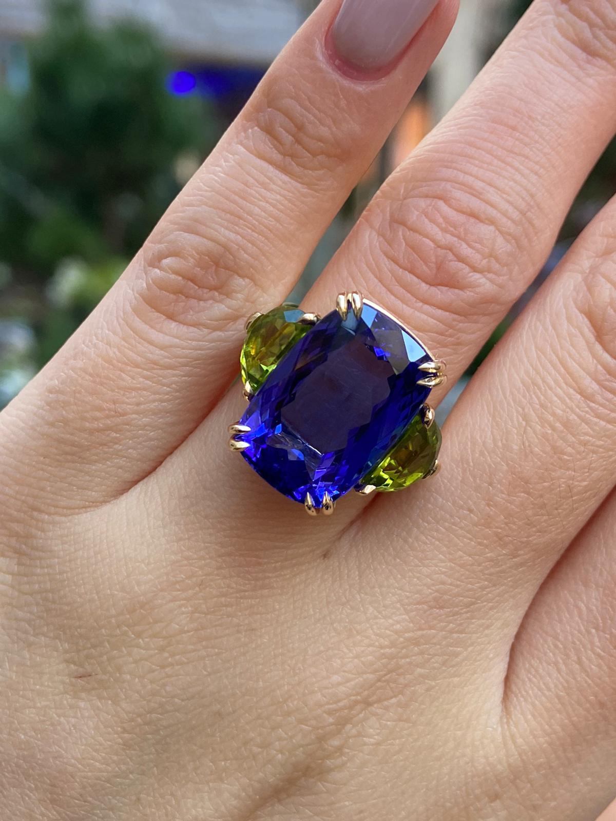 GIA 17.23ct Deep Blue Violet Cushion Tanzanite Peridot and Diamond Trilogy Ring In Excellent Condition For Sale In New York, NY