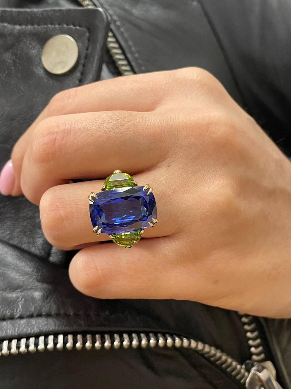 Women's GIA 17.23ct Deep Blue Violet Cushion Tanzanite Peridot and Diamond Trilogy Ring For Sale