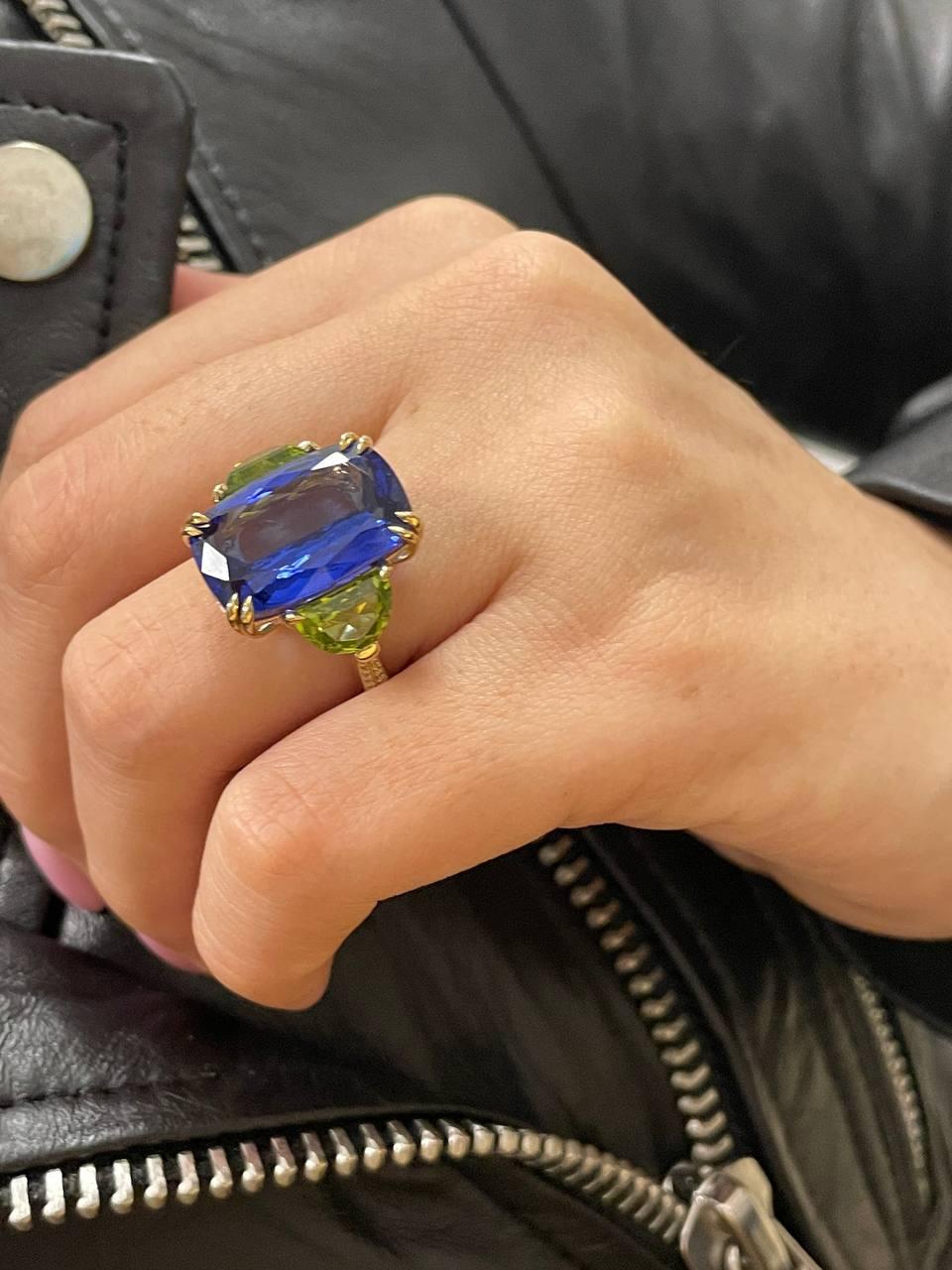 GIA 17.23ct Deep Blue Violet Cushion Tanzanite Peridot and Diamond Trilogy Ring For Sale 1