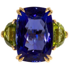 GIA 17,23 Karat Tiefblauer und violetter Tansanit im Kissenschliff Peridot und Diamant Trilogy-Ring