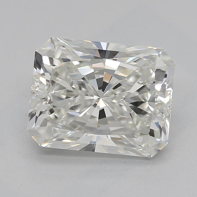 Eleva la tua collezione con questo squisito anello con diamante che presenta un'affascinante pietra centrale radiante I VS2 1,73, saldamente incastonata in una sofisticata montatura a quattro punte. La fascia dal design elegante, realizzata in