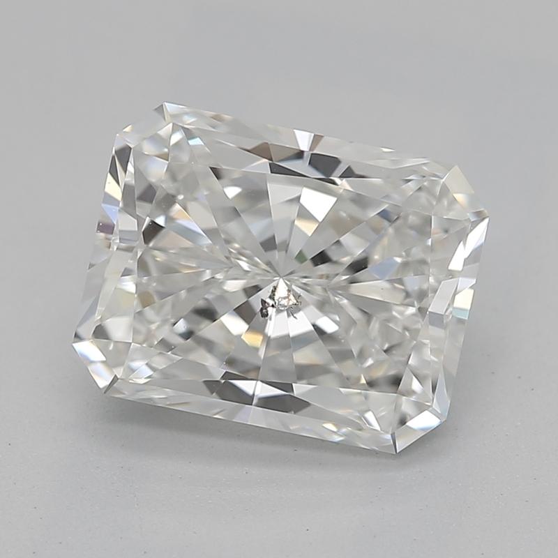 Ammira uno splendido anello di diamanti che incarna eleganza e raffinatezza. Il cuore di questo gioiello è costituito da un affascinante diamante radiante del peso di 1,75, magistralmente classificato H. H. e SI2. Questo anello cattura la luce in