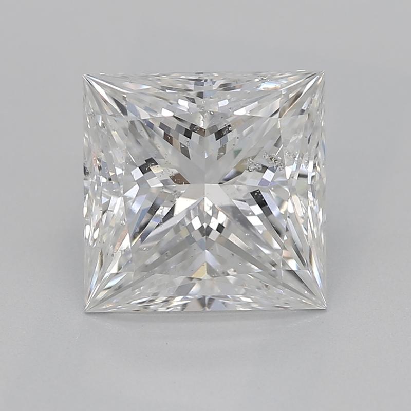 Voici une superbe bague en diamant qui incarne l'élégance et la sophistication. En son cœur se trouve un diamant princesse envoûtant pesant 1,76, magistralement classé F et I1. Cette bague capte magnifiquement la lumière, créant une splendide danse