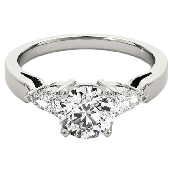 GIA 1.76 Carati Tondo Tre Pietre Est-Ovest Pera  Anello con diamante in vendita