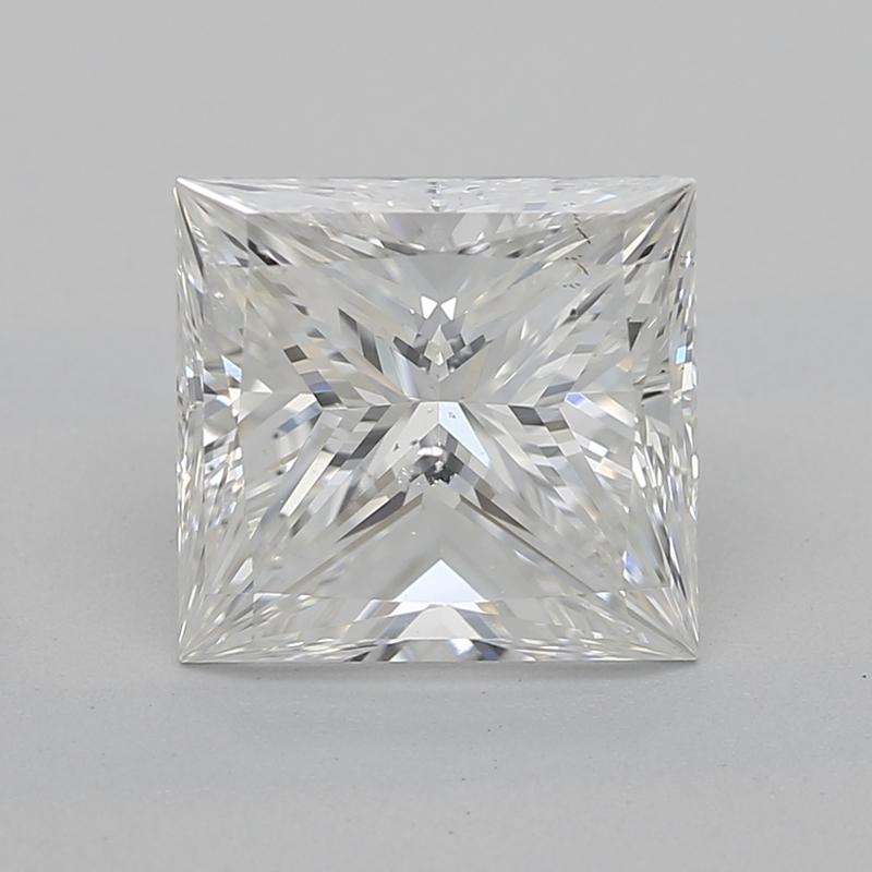 Fabriquée à la main à New York, cette superbe bague en diamant est ornée d'une pierre centrale captivante, un diamant princesse de 1,7, célèbre pour son éclat et sa brillance impeccables. Classée G et SI1, cette pièce unique présente non seulement