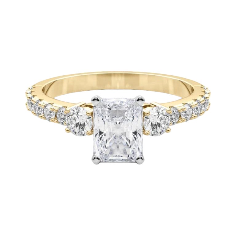 GIA 1,7ct Radiante a tre pietre con gambo di diamante Anello con diamante in oro giallo 18K