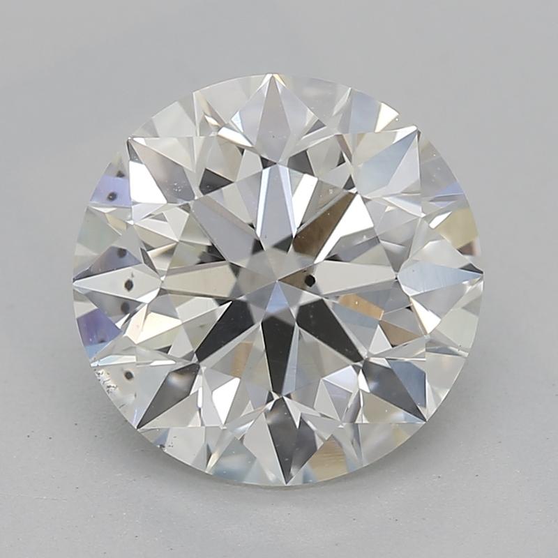 Hecho a mano en Nueva York, este llamativo anillo de diamantes presenta una impresionante piedra central de diamante redondo de 1,7 , certificada por GIA con un grado de color de J y claridad de SI1. El diseño es una mezcla perfecta de encanto