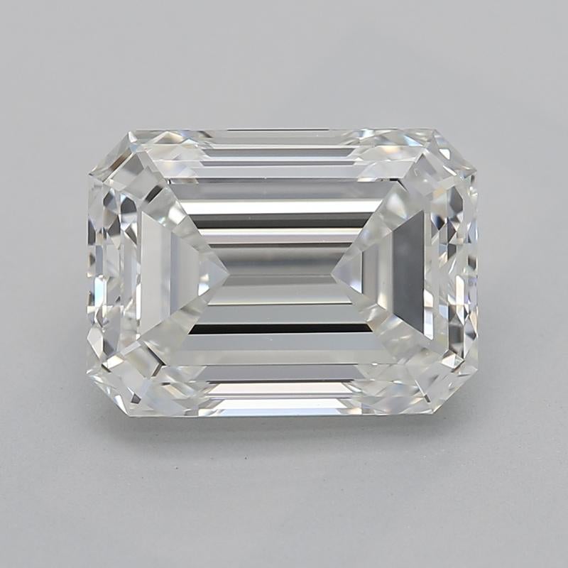 Eleva la tua collezione di gioielli con questo eccezionale anello con diamante che presenta uno splendido centro con un diamante smeraldo del peso di 1.8. Con una deliziosa H e VS1, questo anello irradia una straordinaria brillantezza. Il suo design