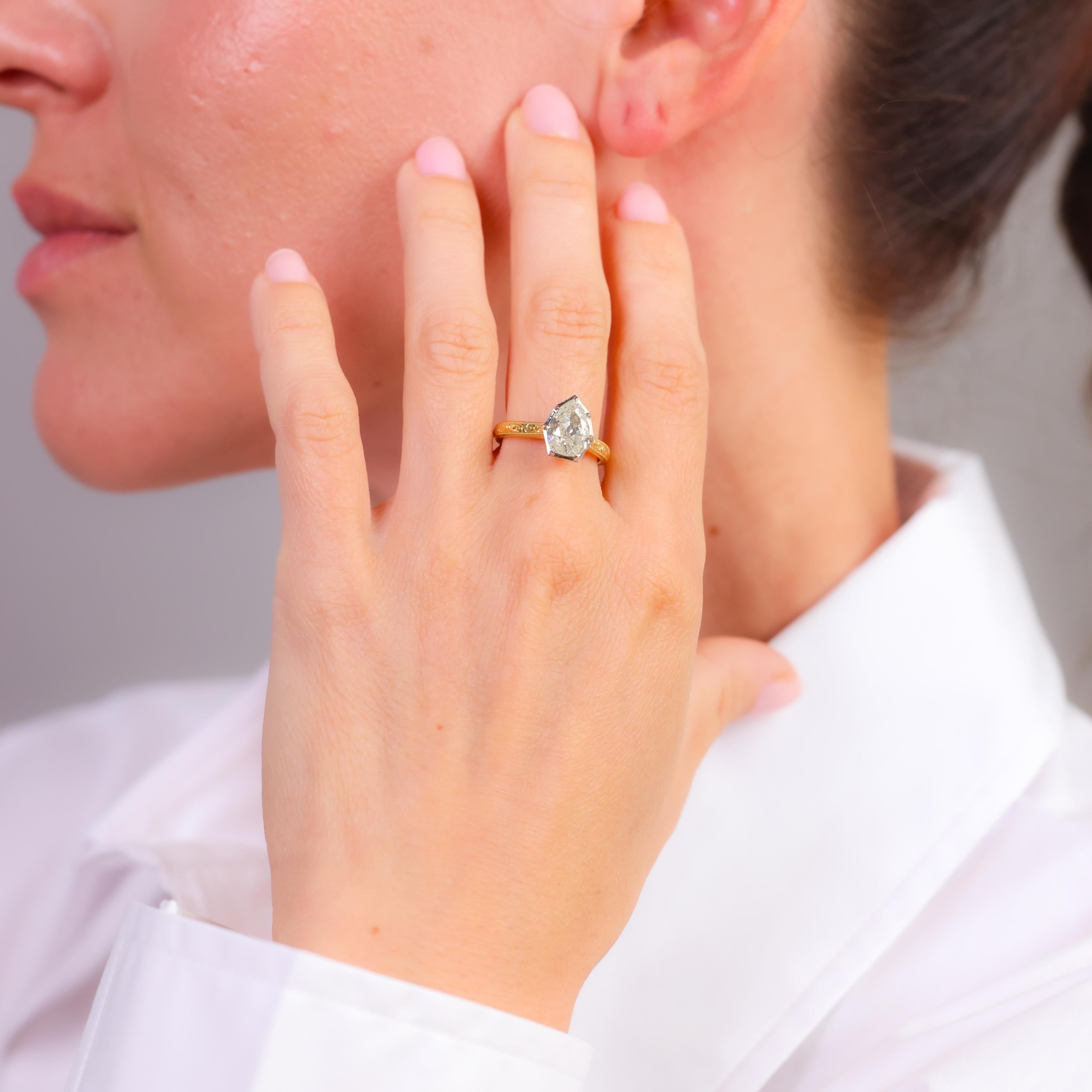 Dieser elegante Ring mit einem GIA-zertifizierten 1,80-Karat-Diamanten im Birnenschliff aus den 1920er-Jahren ist in ein modernes Design aus 18 Karat Gelbgold und Platin gefasst und bietet zeitlose Raffinesse.