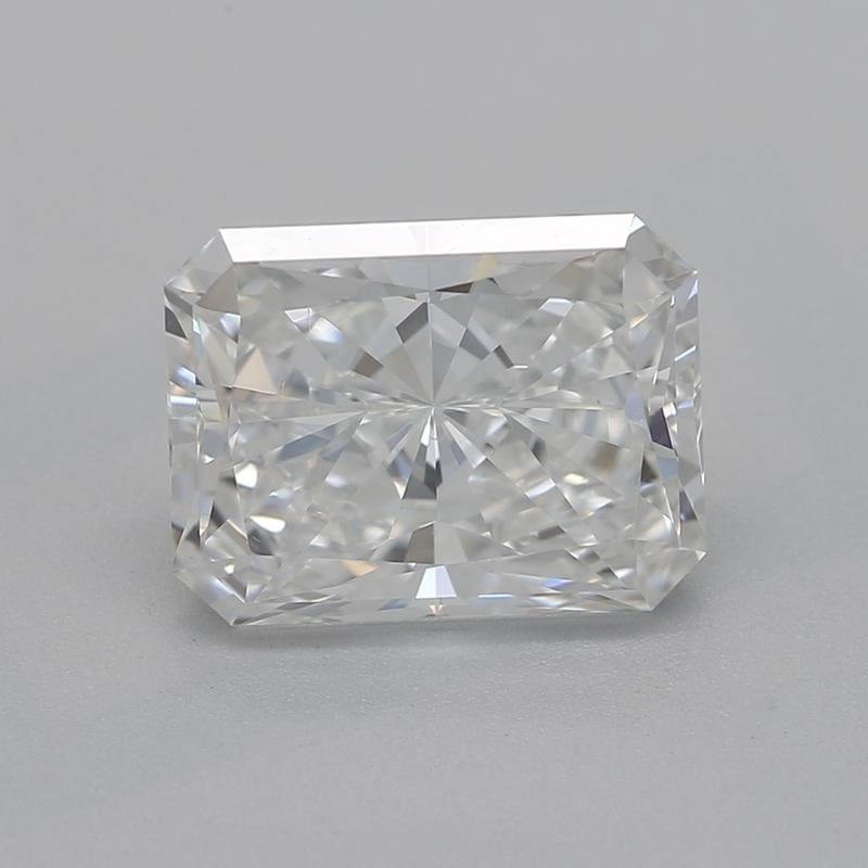 Ammira uno splendido anello di diamanti che incarna eleganza e raffinatezza. Al centro si trova un affascinante diamante radiante del peso di 1,80, magistralmente classificato F e VS1. Questo anello cattura la luce in modo meraviglioso, creando una