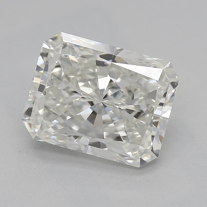 Scopri uno splendido anello con diamante che emana eleganza e raffinatezza, realizzato meticolosamente per celebrare i tuoi momenti più cari. Il cuore di questo gioiello è costituito da un diamante radiante J SI2 1,80, tenuto al suo posto da una