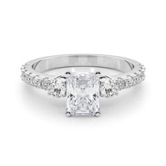 GIA 1.80ct Radiant Three-Stone with Diamond Shank 18K White Gold Diamond Ring (bague à trois pierres rayonnantes avec tige en diamant)
