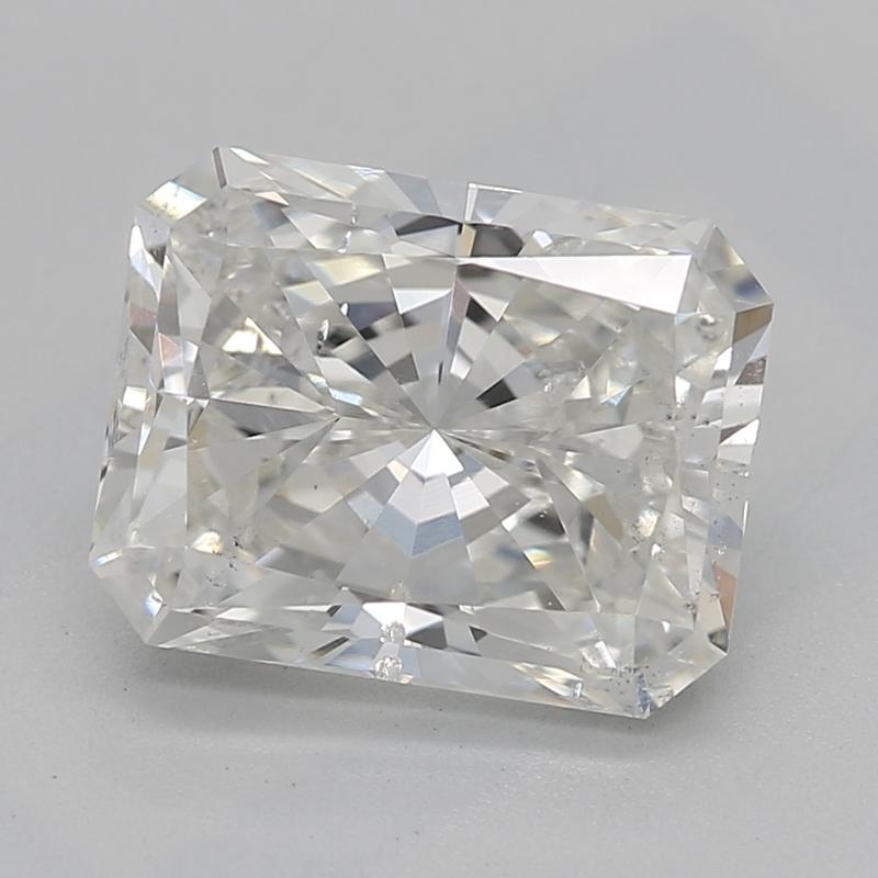Hecho a mano en Nueva York, un impresionante anillo de diamantes que ejemplifica la belleza atemporal y la sofisticación, con una cautivadora piedra central radiante de 1,80 con un sorprendente I y claridad de SI2. Su diseño clásico de tres piedras