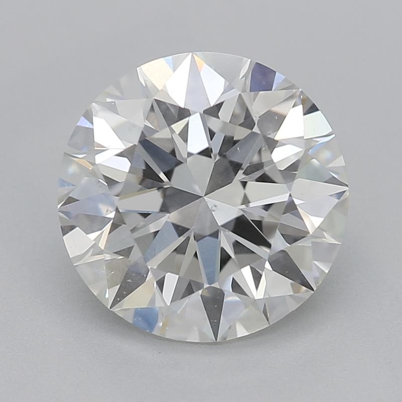 Fabriquée à la main à New York, cette exquise bague en diamant séduit par son design élégant et sa qualité exceptionnelle. En son centre, un diamant rond époustouflant, pesant 1,81 et classé H avec SI2, rayonne d'un éclat et d'un feu exquis. La