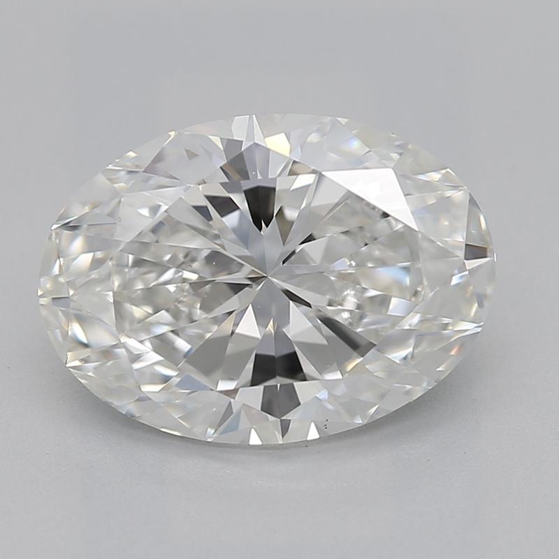 Fabriquée à la main à New York, cette bague en diamant est un témoignage étonnant du luxe et de l'artisanat. La pierre centrale ovale de ce diamant captivant pèse 1,81, avec une pureté G et un remarquable VS1. La bague est magnifiquement sertie en