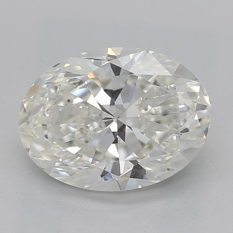 Realizzato a mano a New York, questo squisito anello con diamante presenta un design accattivante che trasforma la brillantezza dei diamanti in un incantevole motivo floreale. Il cuore del gioiello è costituito da un magnifico diamante ovale del