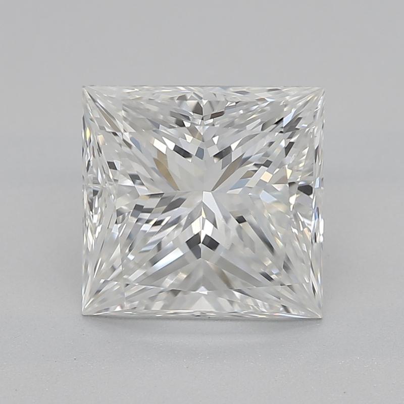 Realizzato a mano a New York, questo squisito anello con diamante presenta un'affascinante pietra centrale, un diamante princess del peso di 1,81, classificato F e VS1, noto per la sua straordinaria brillantezza e il suo fuoco. L'anello è