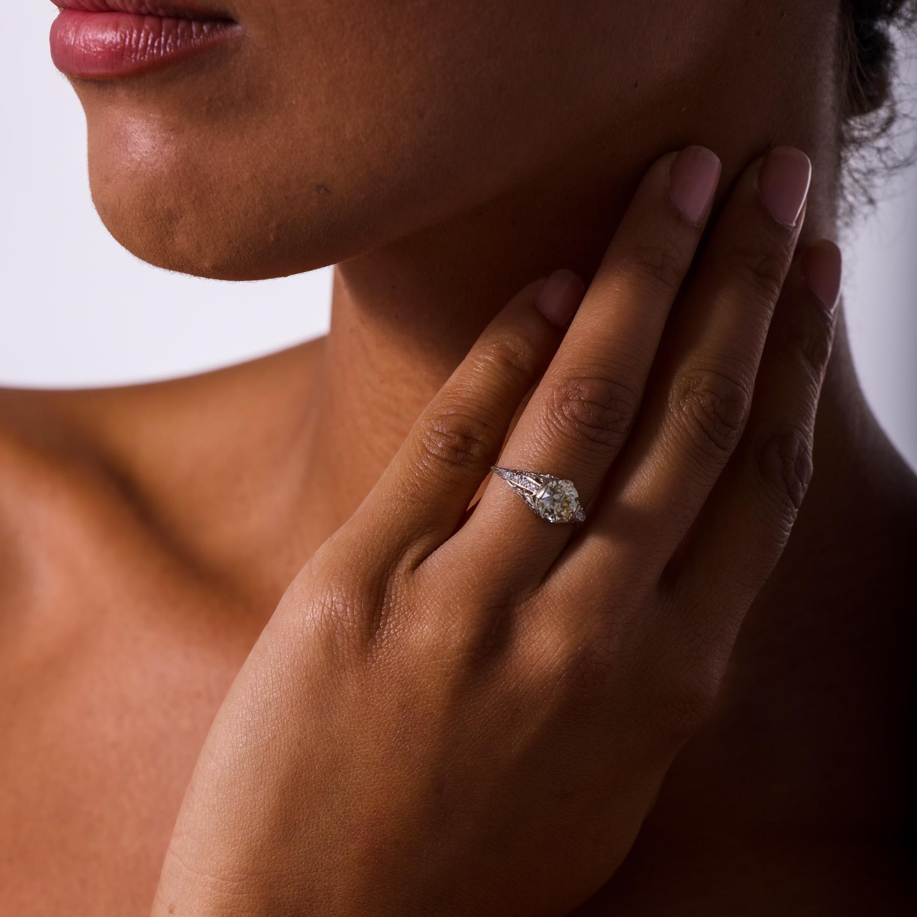 Évoquant l'élégance intemporelle du design Art déco, cette bague de fiançailles contemporaine est ornée d'un époustouflant diamant de taille européenne ancienne de 1,82 carat certifié par la GIA. Les facettes antiques du diamant révèlent un éclat