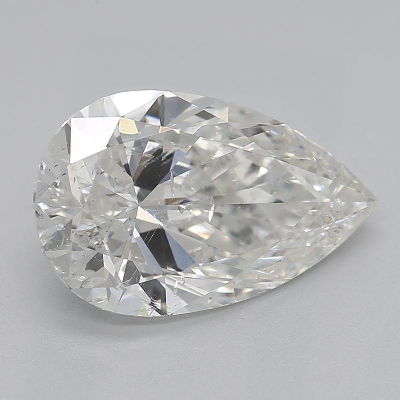 Un magnifico anello di diamanti con una splendida pietra centrale a pera, che pesa ben 1,82 e vanta un'impeccabile H. H. e SI2. Questo squisito pezzo è sapientemente realizzato in oro giallo, per offrire una luce calda e radiosa che esalta la