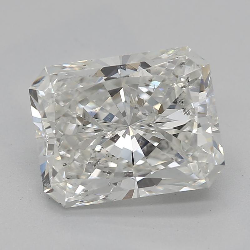 Handgefertigt in New York, ein atemberaubender Diamantring mit einem fesselnden Mittelstein aus strahlendem I SI2 mit einem Gewicht von 1,82. Dieses bemerkenswerte Schmuckstück wird durch zwei elegante, in Zacken gefasste birnenförmige Seitensteine