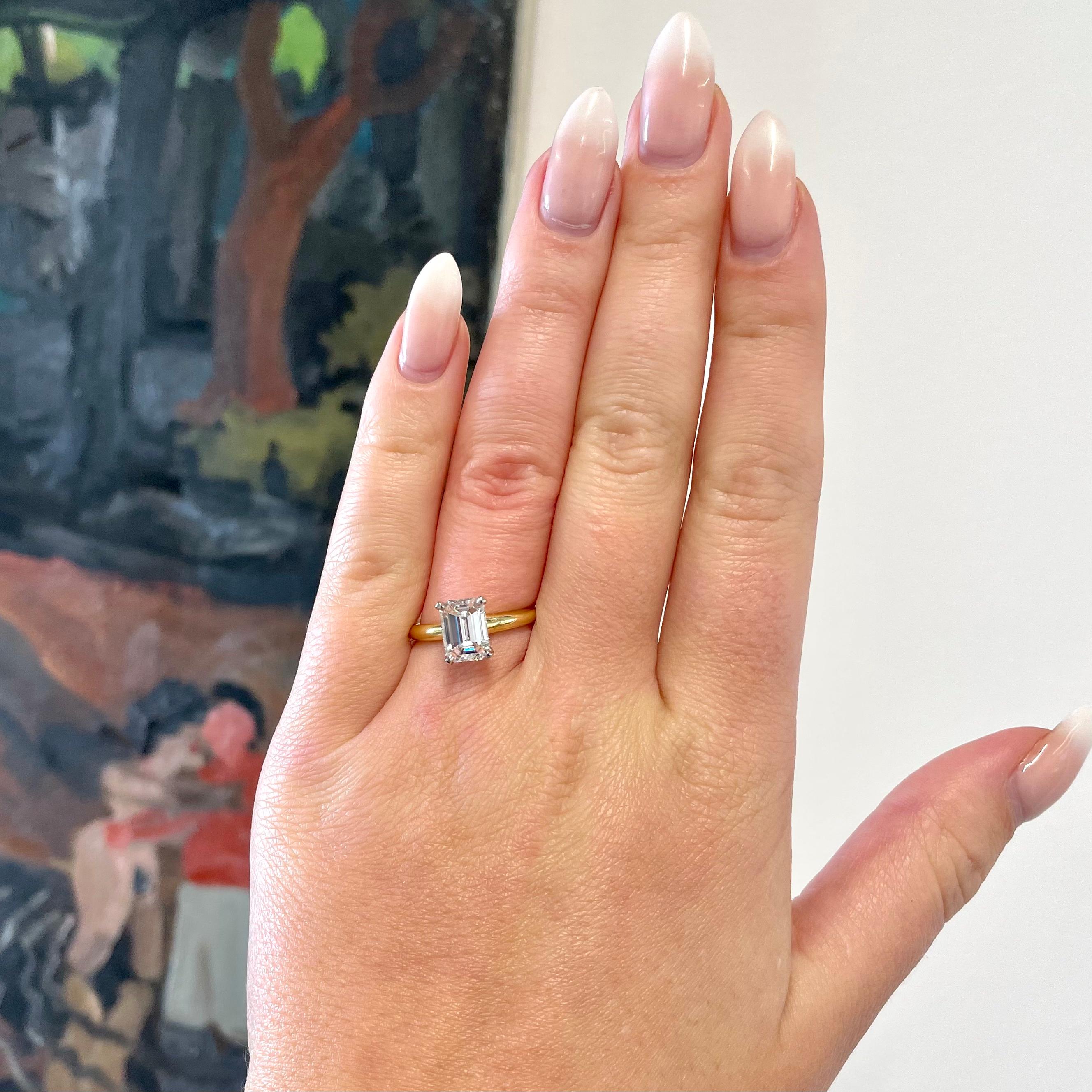 Dieser klassische und zeitlose 1,87 Karat Smaragdschliff-Diamant 18k Gold Solitär Verlobungsring ist königlich und voller Charakter. Die schlichte Fassung aus Gelbgold bringt den Diamanten perfekt zur Geltung.  Wenn Smaragdschliffe für Sie eine