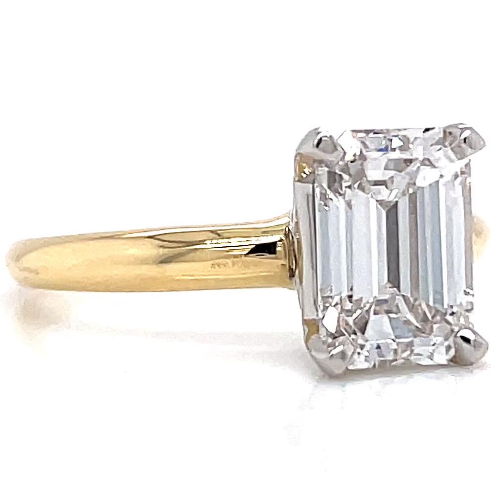 GIA 1,87 Karat Smaragdschliff Diamant 18 Karat Gold Solitär Verlobungsring im Zustand „Hervorragend“ in Beverly Hills, CA