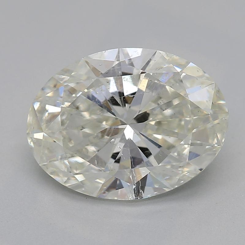 Cette magnifique bague est ornée d'une pierre centrale ovale, d'un poids impressionnant de 1,88 et d'une pureté sans faille J et SI2. Cette pièce exquise est fabriquée de manière experte en or blanc, offrant un éclat chaud et radieux qui rehausse la