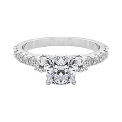 GIA 1.8ct Cushion Three-Stone with Diamond Shank 18K White Gold Diamond Ring (bague en or blanc à diamants de 1.8ct)