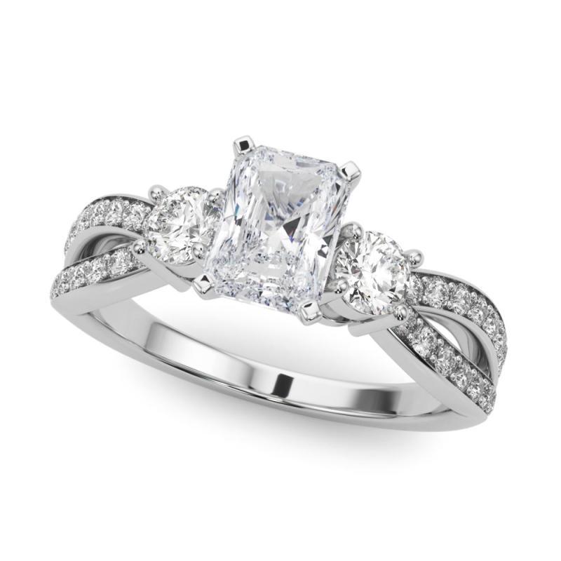 Taglio radiant GIA 1,8ct Anello di diamanti radianti a tre pietre con gambo diviso e pavé in oro bianco 18 carati in vendita