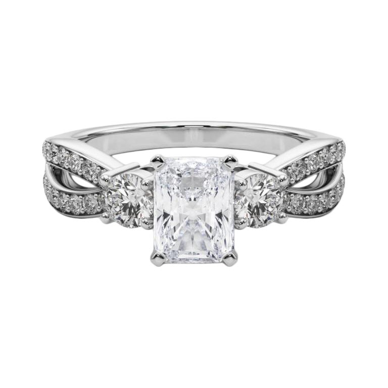 GIA 1,8ct Anello di diamanti radianti a tre pietre con gambo diviso e pavé in oro bianco 18 carati