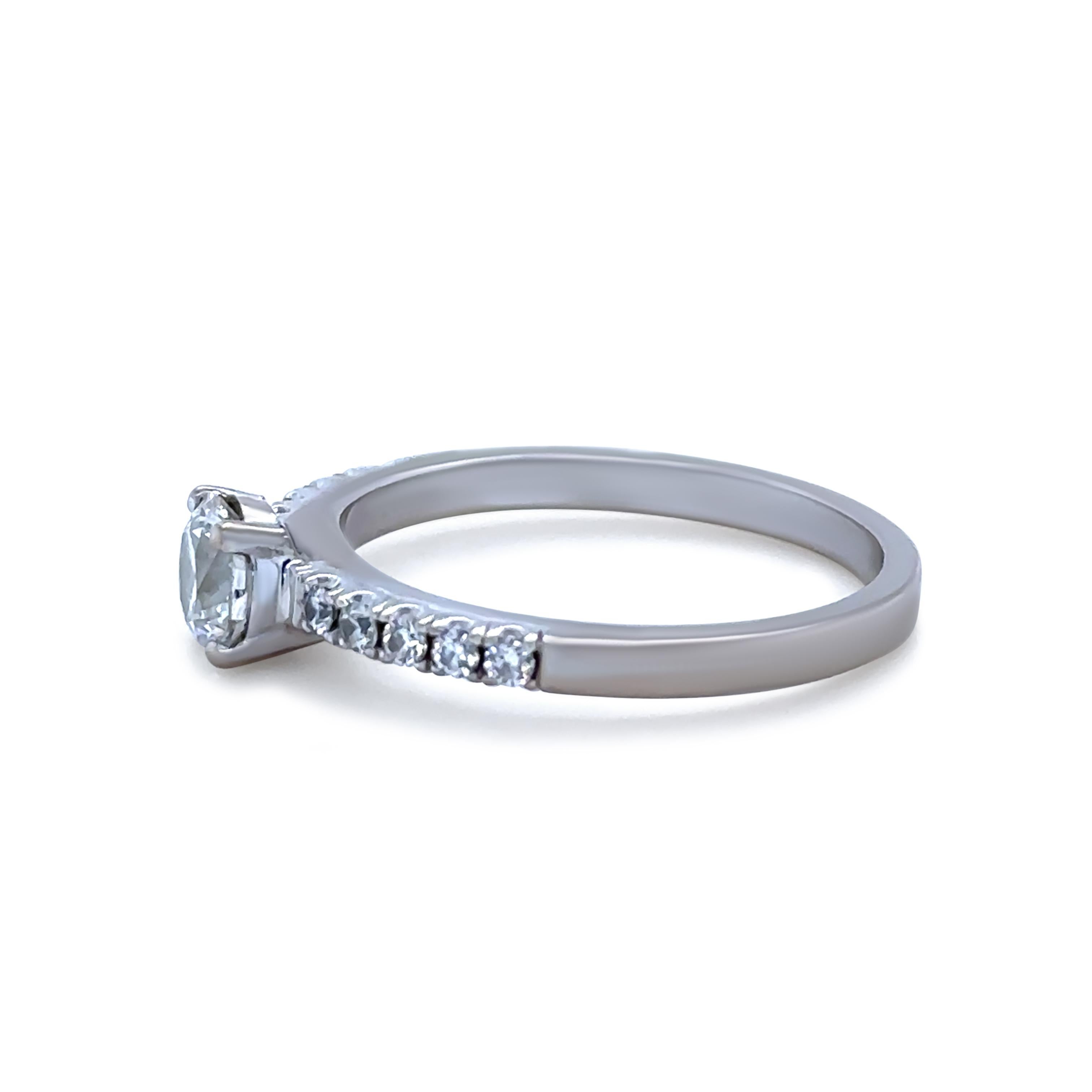 Cette bague de fiançailles exquise est réalisée en or blanc 18 carats et met en valeur un diamant rond de taille brillant certifié GIA d'une qualité exceptionnelle - 0,54 carat, couleur E et pureté IF (Internally Flawless), serti dans une monture