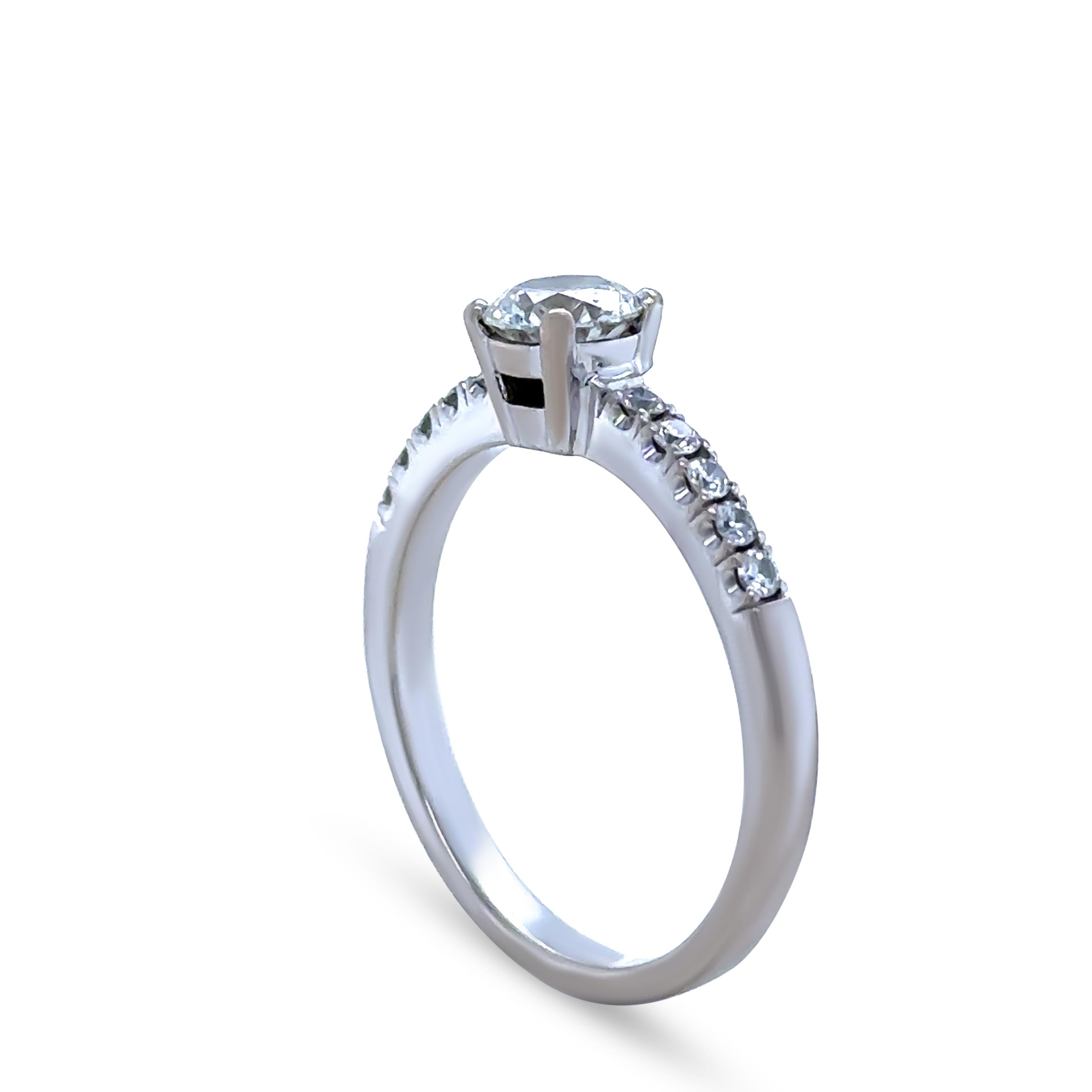 GIA Bague de fiançailles en or blanc 18ct avec diamant 0.68ct Pour femmes en vente