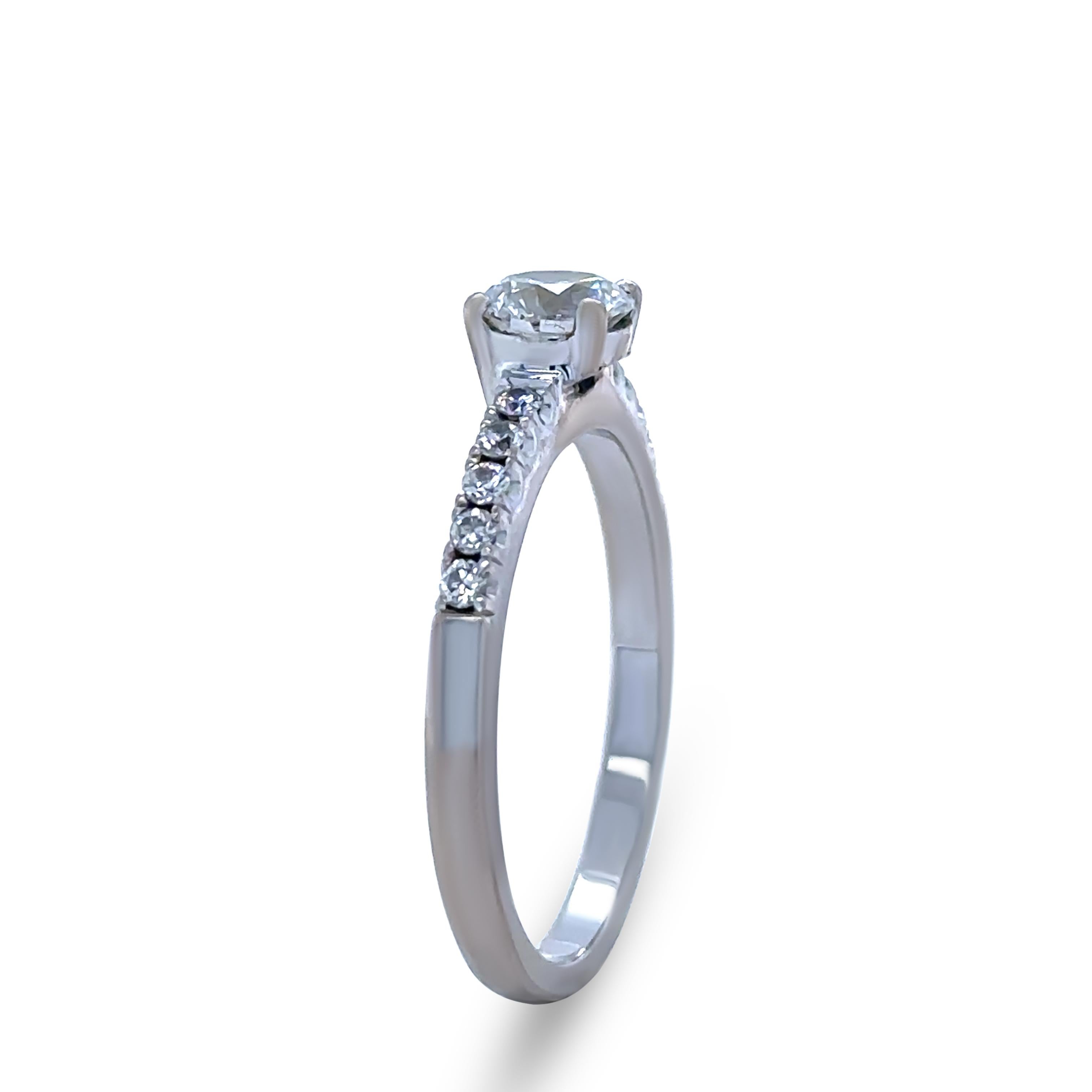 GIA Bague de fiançailles en or blanc 18ct avec diamant 0.68ct en vente 1