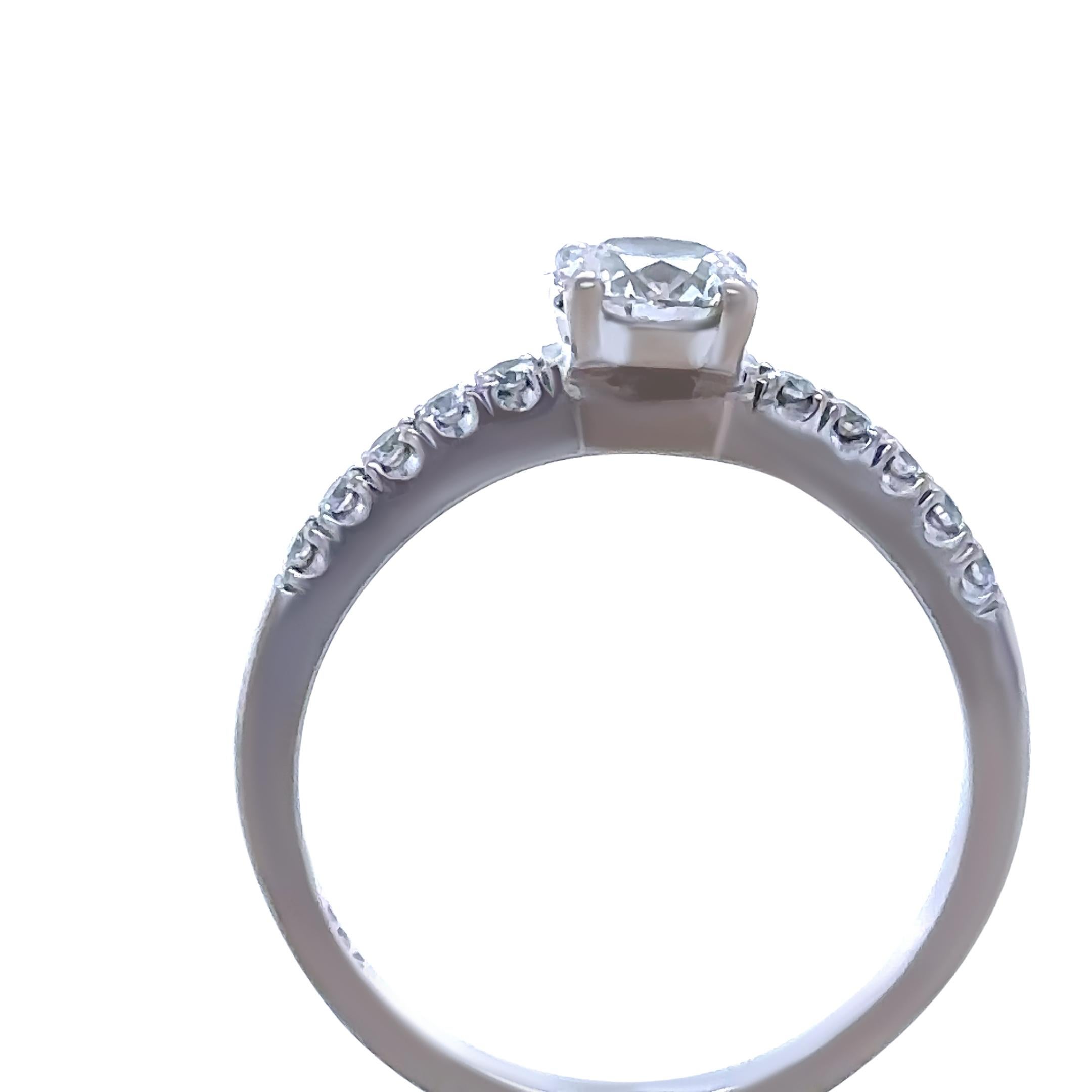 GIA Bague de fiançailles en or blanc 18ct avec diamant 0.68ct en vente 2