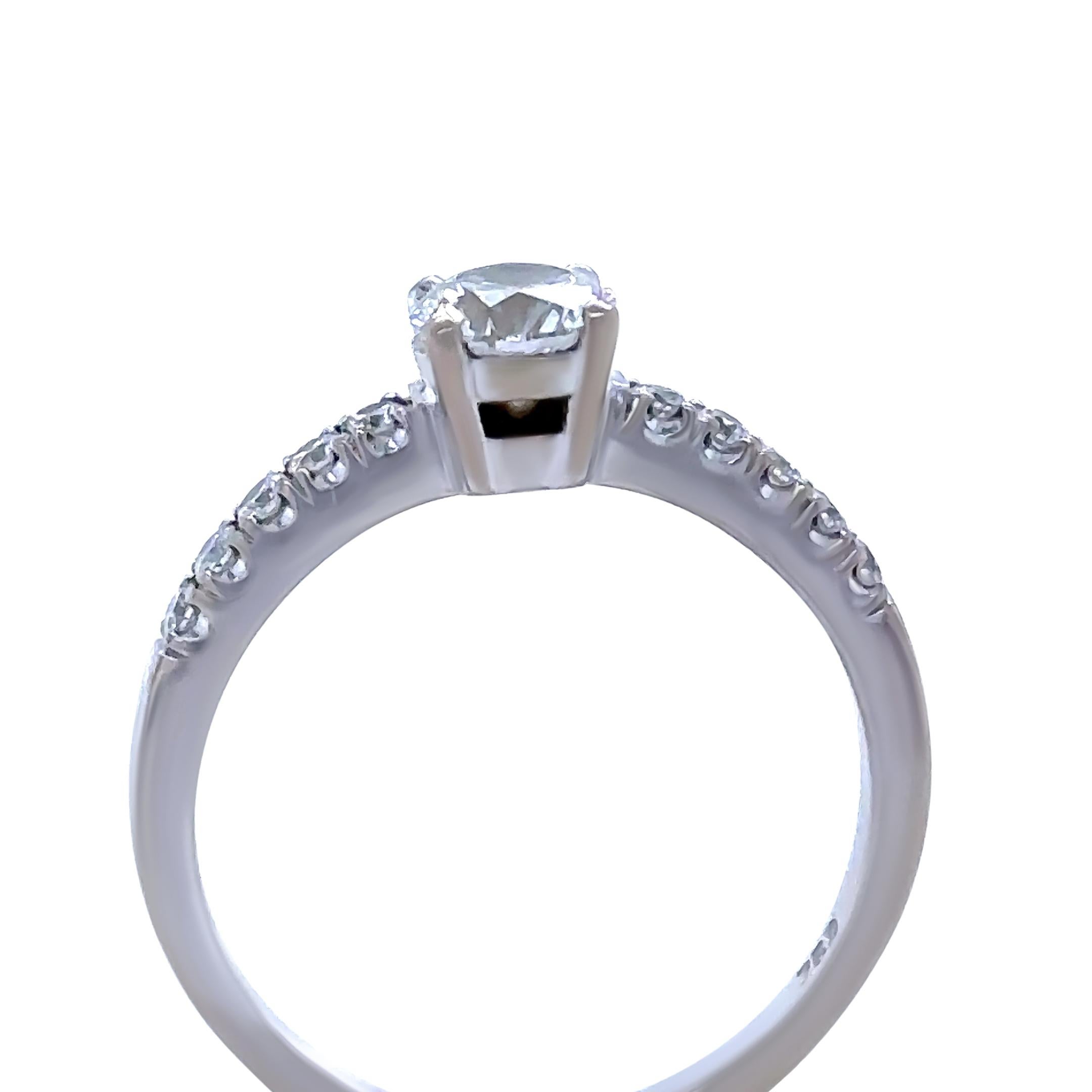 GIA Bague de fiançailles en or blanc 18ct avec diamant 0.68ct en vente 3