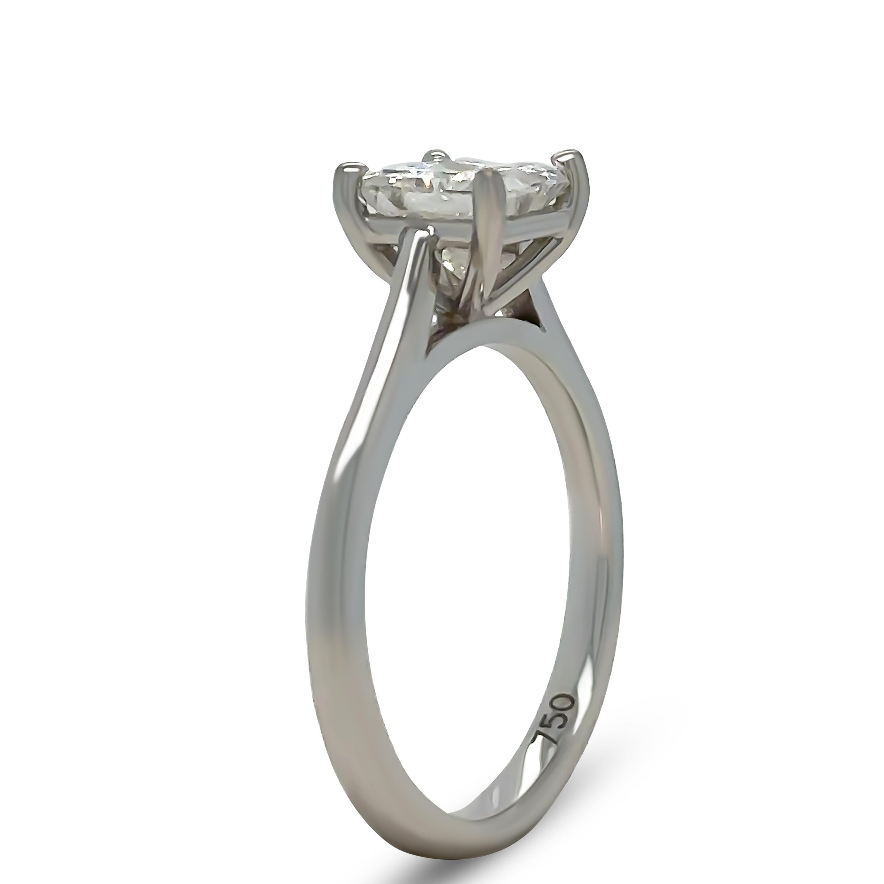 Un anillo de compromiso de diamantes GIA, de oro blanco de 18 ct. Con diamante central talla princesa, engastado con 4 garras. Color E, claridad SI1, peso total en quilates de 1,02 ct. 

Metal: Oro blanco 18 quilates
Quilate: 1.02ct
Color: