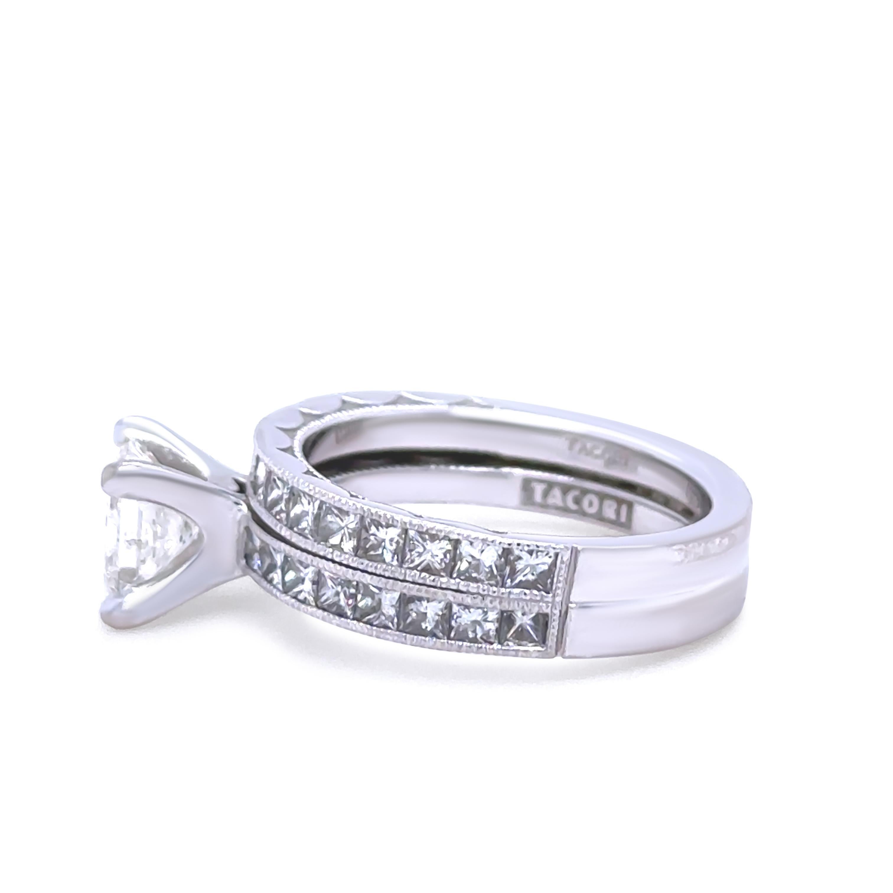 Cette exquise bague de fiançailles de designer Tacori est finement fabriquée en or blanc 18ct, mettant en valeur un diamant princesse certifié de 1,02ct en guise de pièce maîtresse. Classé par la GIA comme étant de couleur I et de pureté SI1, le
