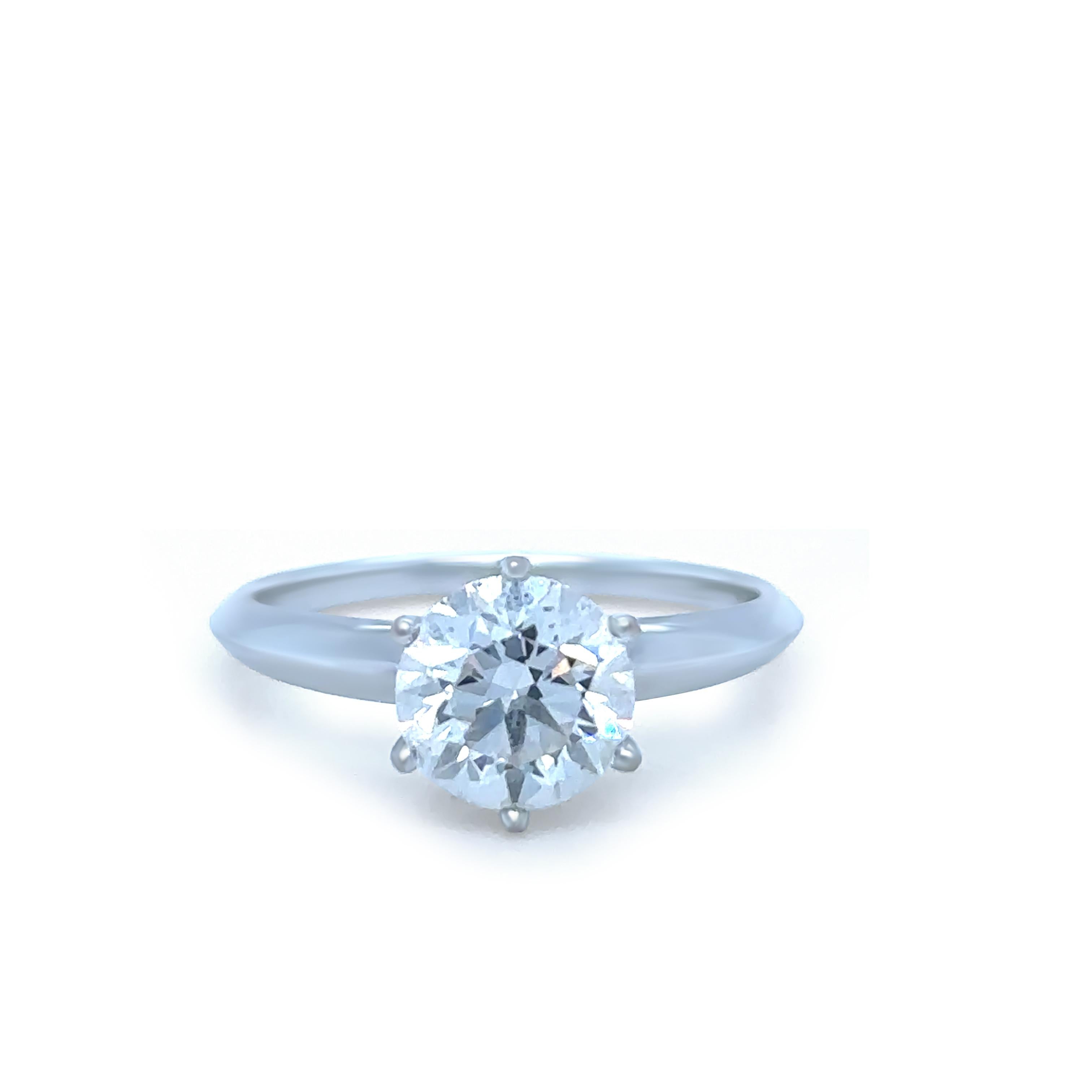 Questo anello di fidanzamento classico è realizzato in oro bianco 18 carati e mette in mostra uno splendido diamante rotondo taglio brillante certificato GIA del peso di 1,50 carati. 

La pietra centrale ha un colore D e una purezza VS2, per una