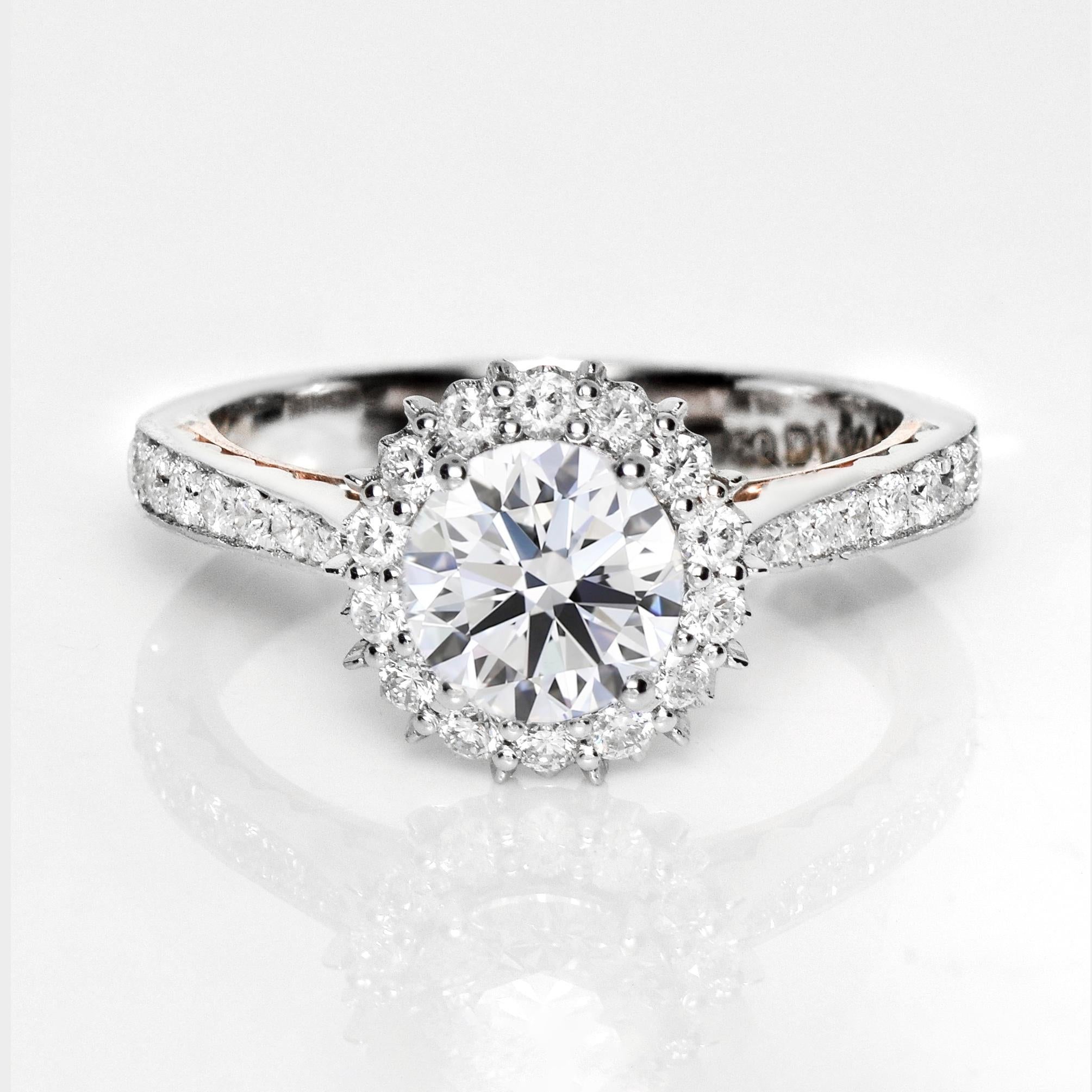 *GIA 18K 1.00 Ct G SI2 Diamante Natural Anillo de Compromiso Antiguo*

Un diamante redondo de talla brillante con certificado GIA G SI2 y un peso de 1,00 ct engastado en una banda de 18 quilates con diseño art déco de doble color y diamantes