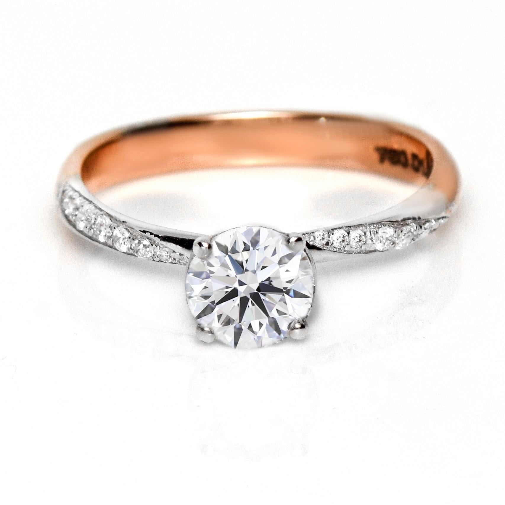 *GIA 18K 1.00 Ct G SI2 Diamante Natural Anillo de Compromiso Antiguo*

Un diamante redondo de talla brillante con certificado GIA G SI2 y un peso de 1,00 ct engastado en una banda de 18 quilates con diseño art déco de doble color y diamantes
