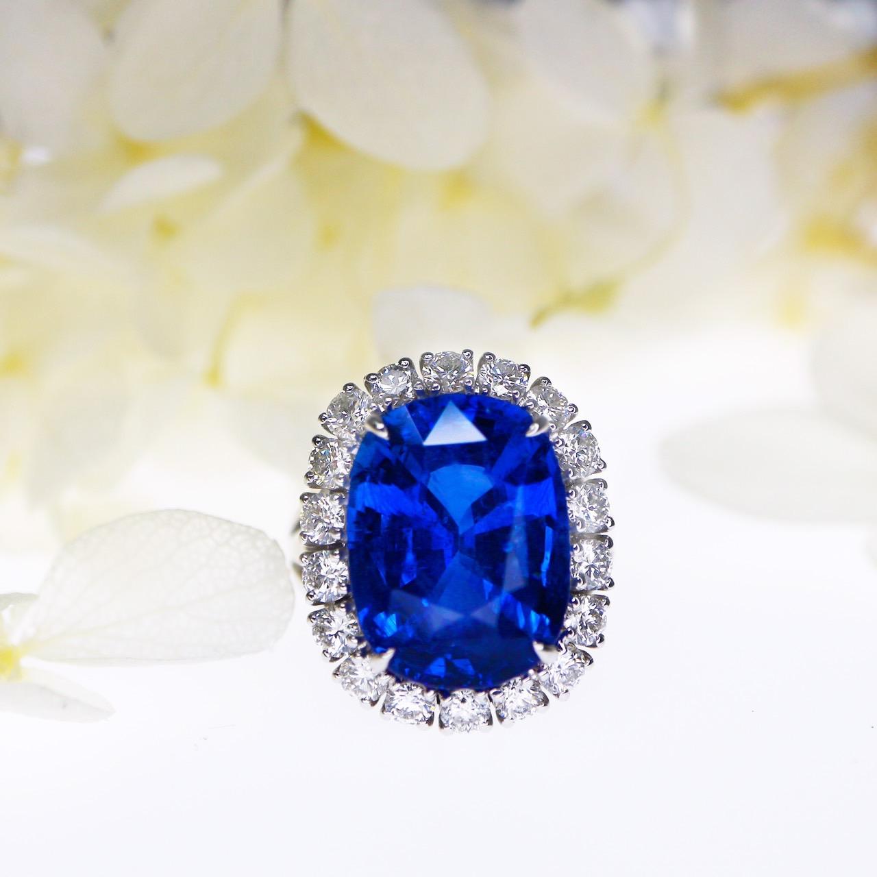 *GIA 18K 10.26 ct Royal Blue Sapphire&Diamonds Antique Art Deco Engagement Ring* (bague de fiançailles)
Saphir bleu royal naturel certifié par la GIA pesant 10,26 ct, serti sur un anneau en or blanc 18 carats en forme de halo avec des diamants