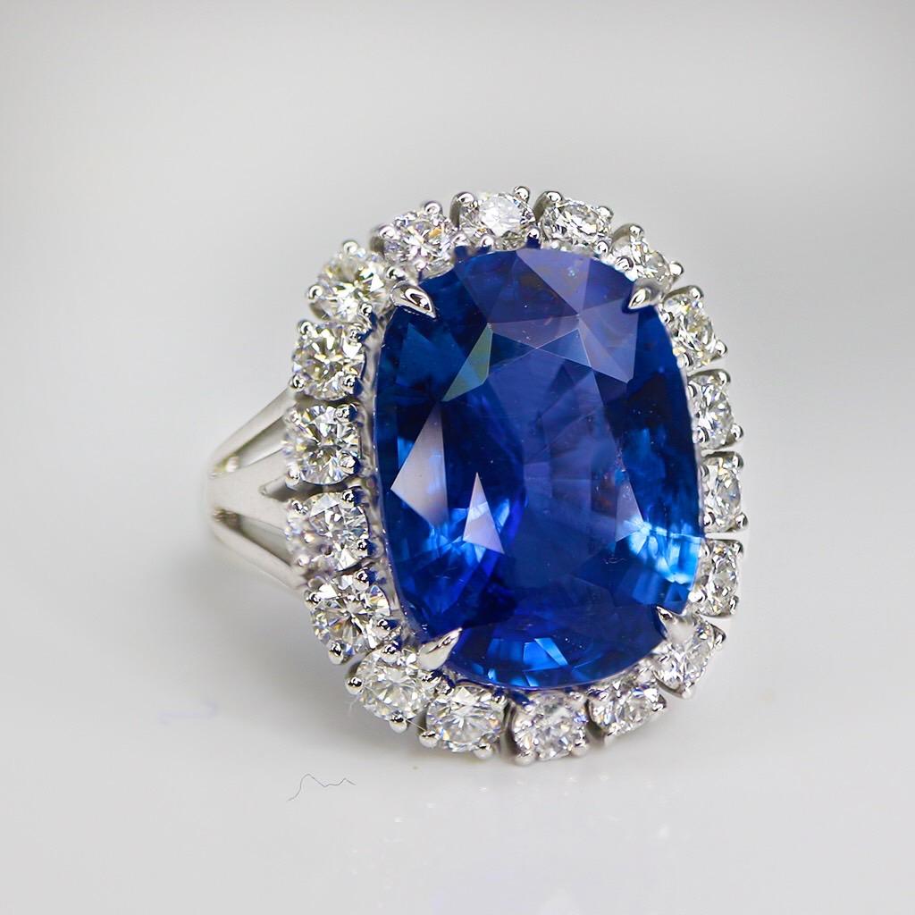 GIA 18K 10.26 ct Royal Blue Sapphire Antique Art Deco Engagement Ring In New Condition For Sale In Kaohsiung City, TW
