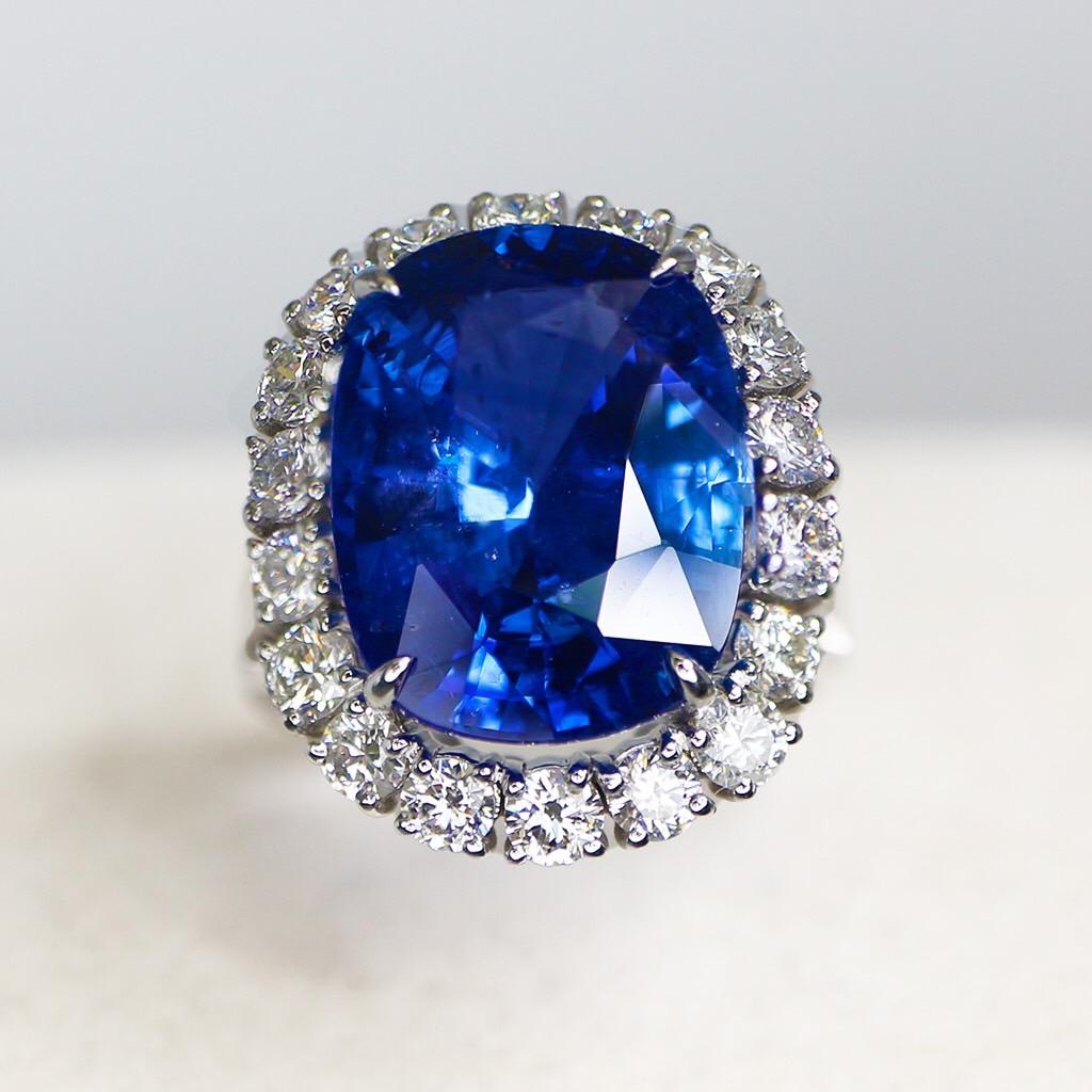 GIA 18K 10.26 ct Royal Blue Sapphire Antique Art Deco Engagement Ring For Sale 2