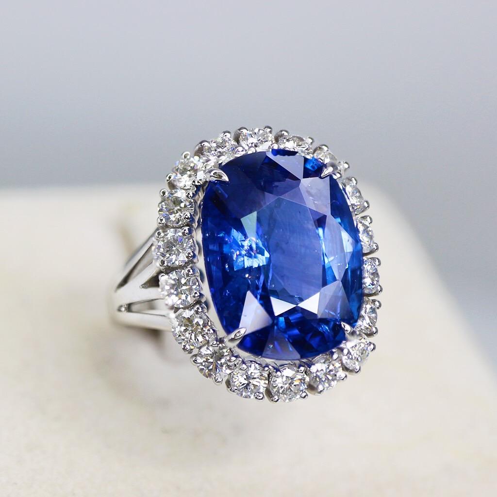 GIA 18K 10.26 ct Royal Blue Sapphire Antique Art Deco Engagement Ring en vente 3
