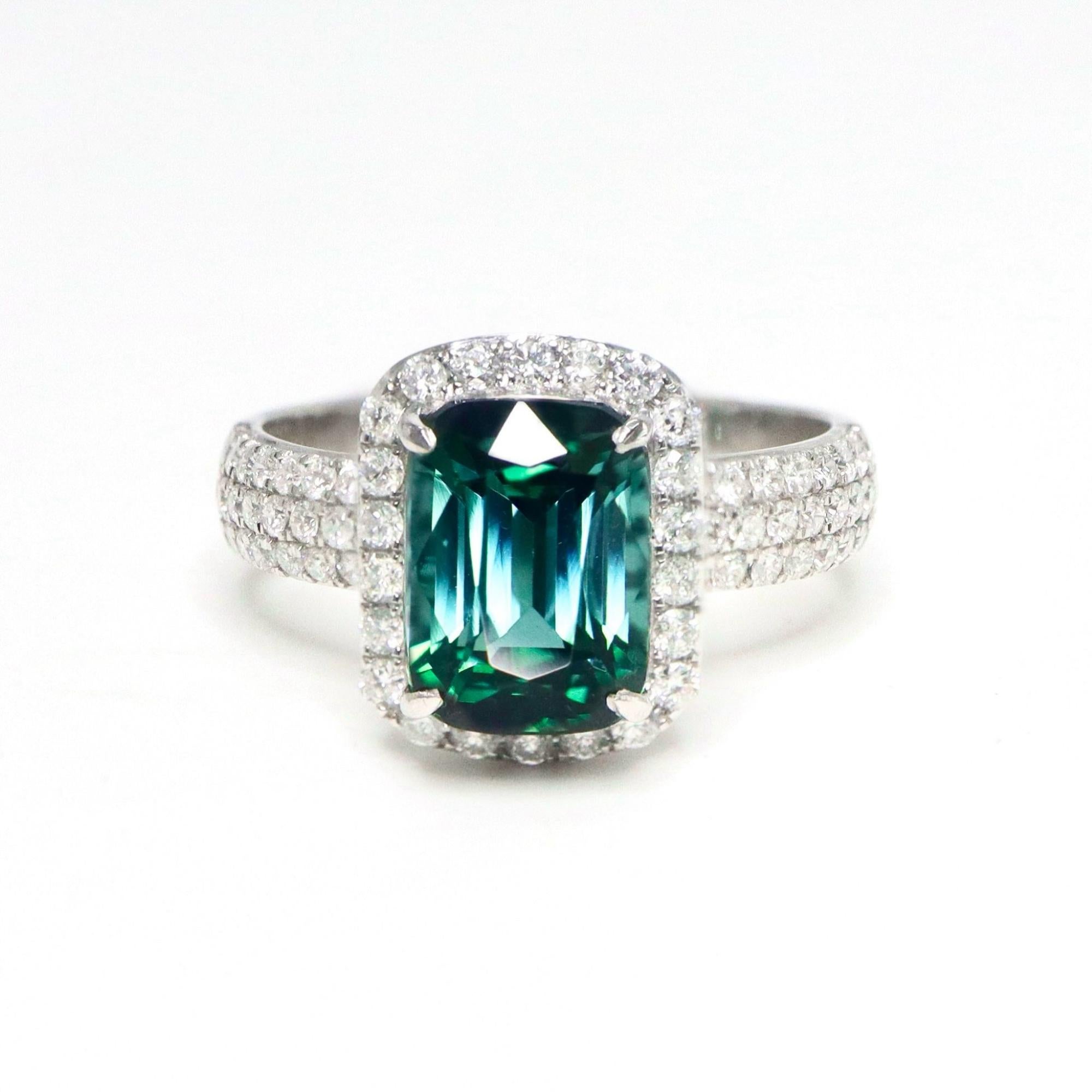 *GIA 18K 3,01 ct  Anillo de compromiso antiguo con diamantes de turmalina verde azulada*
Este anillo presenta una Turmalina verde azulada viva natural de 3,01 quilates engastada en una banda de oro blanco de 18 quilates y acentuada con diamantes FG
